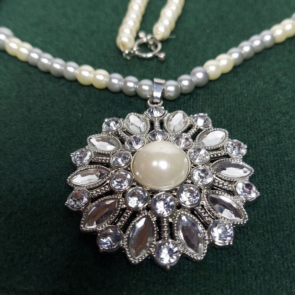 white and silver beads with flower pendant necklace 26"  flower 2"